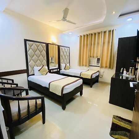 Hotel Pradeep Palace Горакпур Екстериор снимка