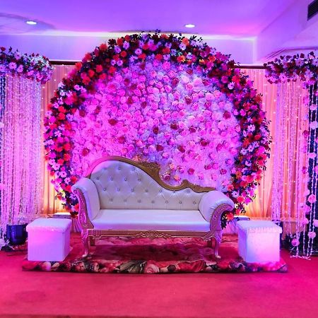 Hotel Pradeep Palace Горакпур Екстериор снимка