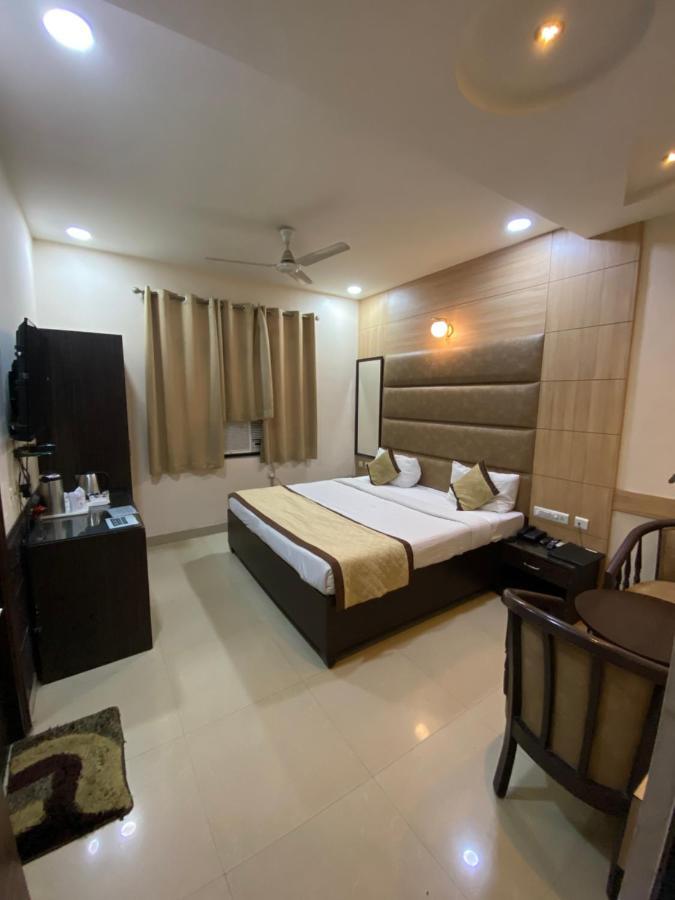Hotel Pradeep Palace Горакпур Екстериор снимка