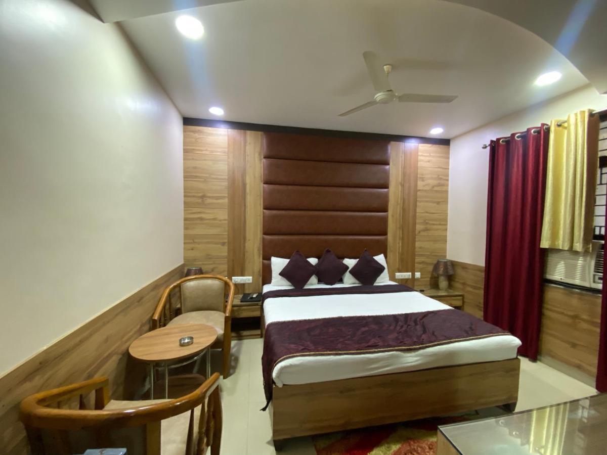 Hotel Pradeep Palace Горакпур Екстериор снимка