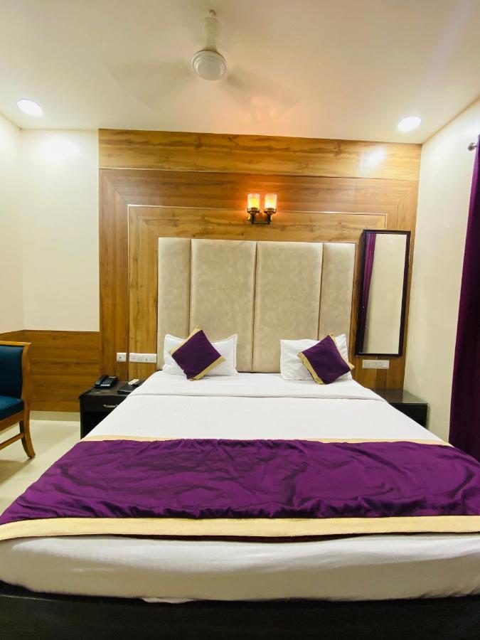 Hotel Pradeep Palace Горакпур Екстериор снимка