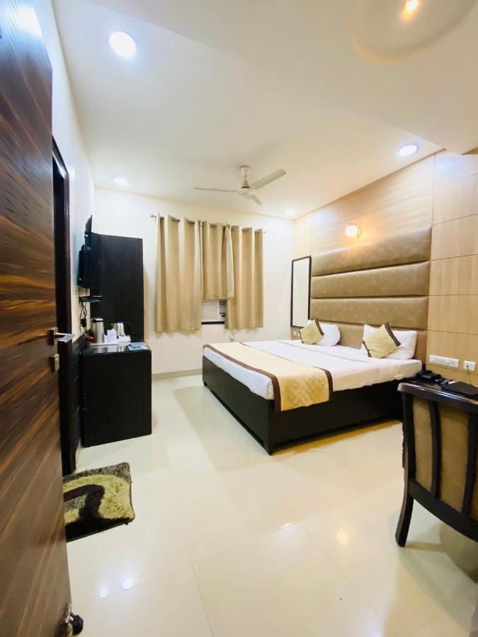 Hotel Pradeep Palace Горакпур Екстериор снимка