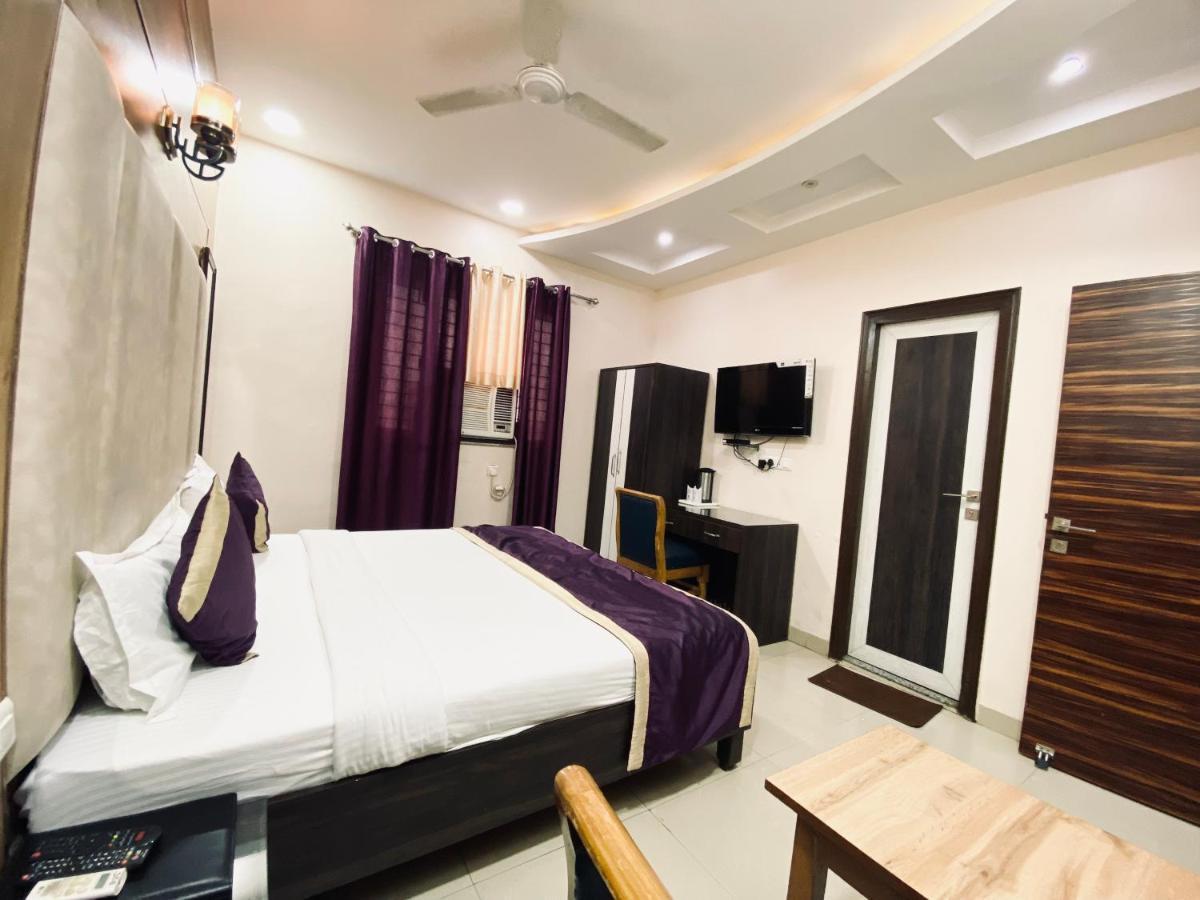 Hotel Pradeep Palace Горакпур Екстериор снимка