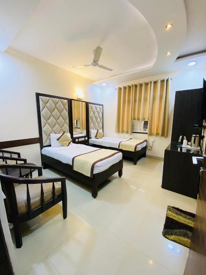 Hotel Pradeep Palace Горакпур Екстериор снимка