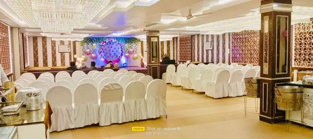Hotel Pradeep Palace Горакпур Екстериор снимка