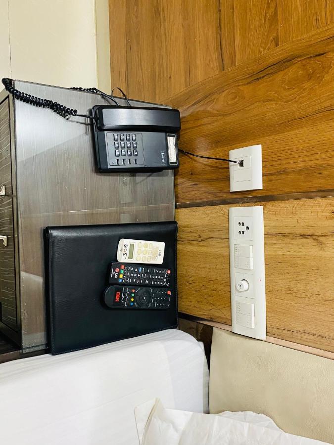 Hotel Pradeep Palace Горакпур Екстериор снимка