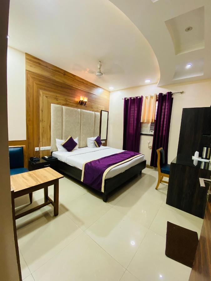 Hotel Pradeep Palace Горакпур Екстериор снимка