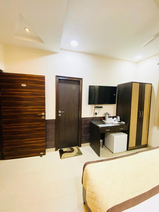 Hotel Pradeep Palace Горакпур Екстериор снимка