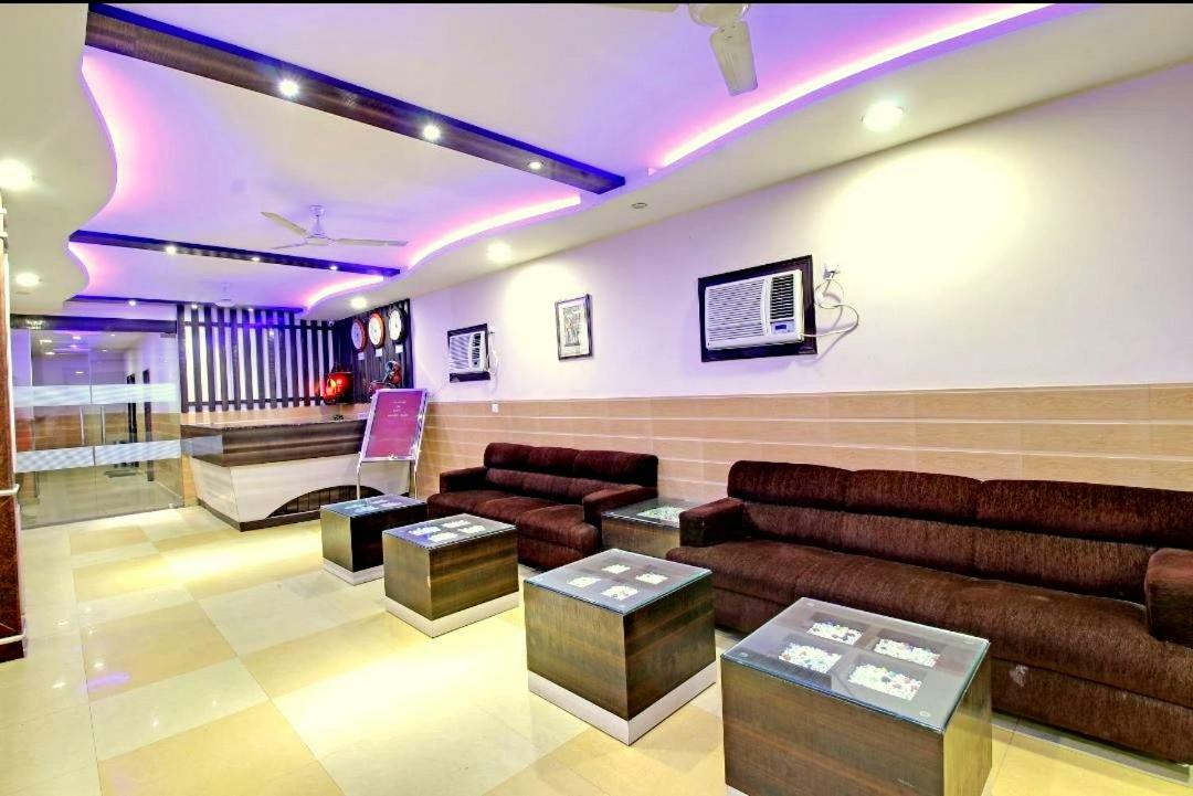 Hotel Pradeep Palace Горакпур Екстериор снимка