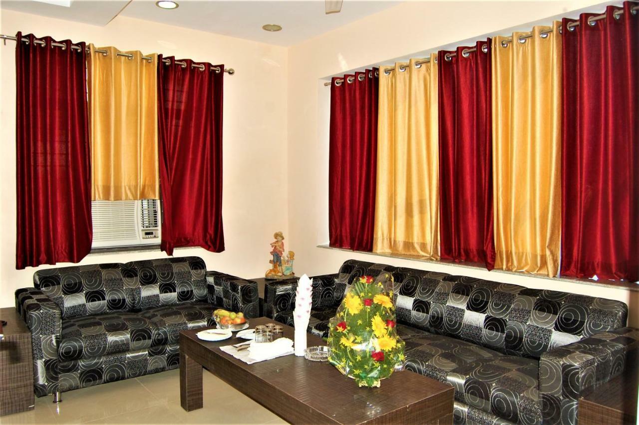 Hotel Pradeep Palace Горакпур Екстериор снимка