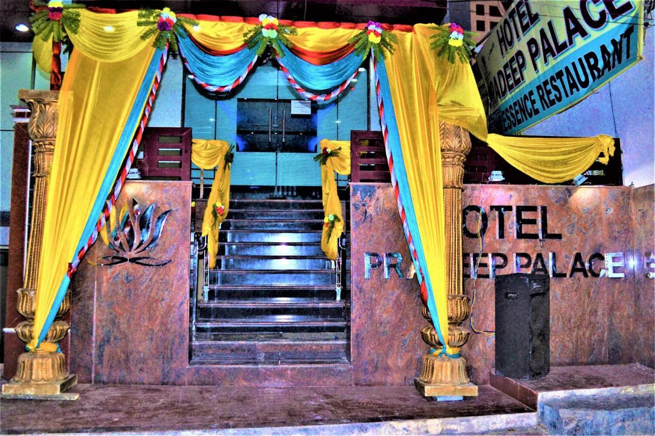 Hotel Pradeep Palace Горакпур Екстериор снимка