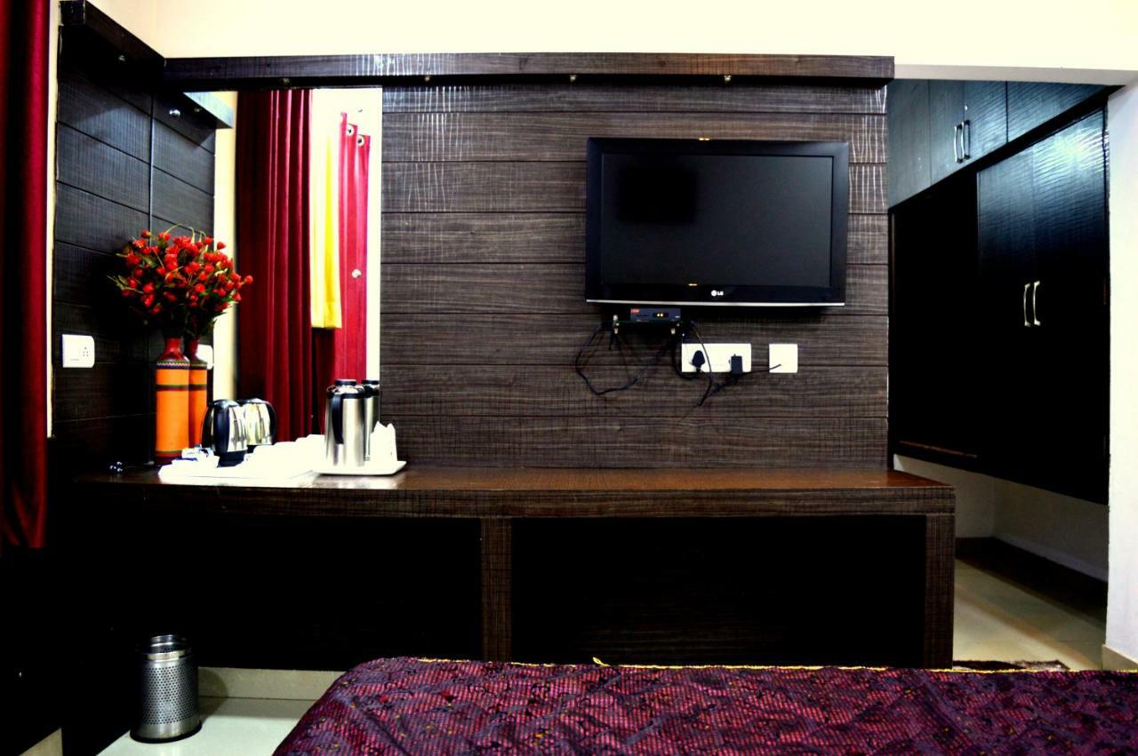 Hotel Pradeep Palace Горакпур Екстериор снимка