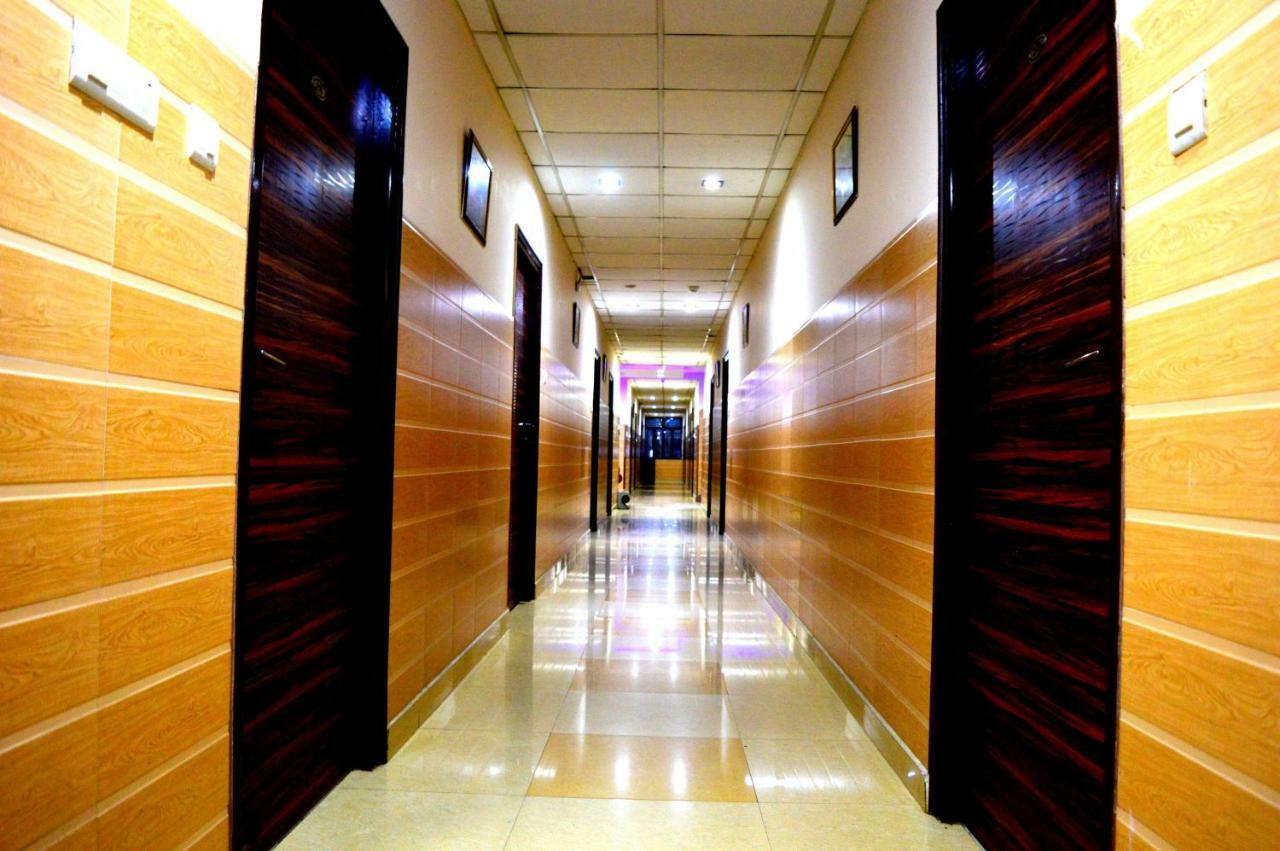 Hotel Pradeep Palace Горакпур Екстериор снимка